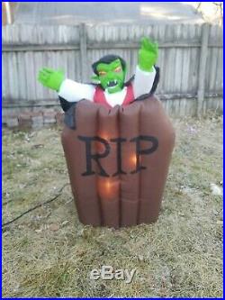 VIDEO Gemmy Airblown Inflatable Vampire Dracula Pop Up Coffin Animated Halloween